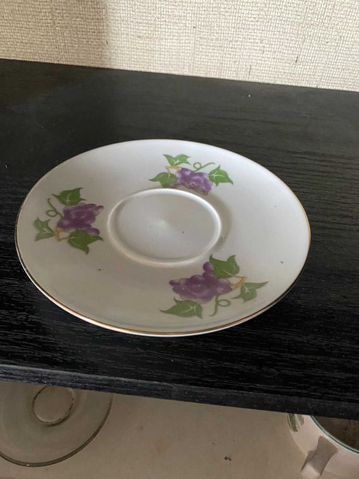 pires branco com uvas roxas