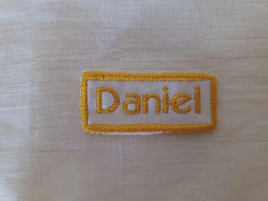 Etiquetas bordadas com nome para bibes escolares