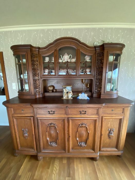 Kredens antyk litego drewno