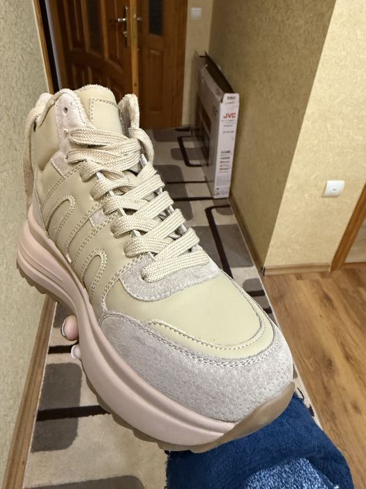 Нові  зимові кросівки