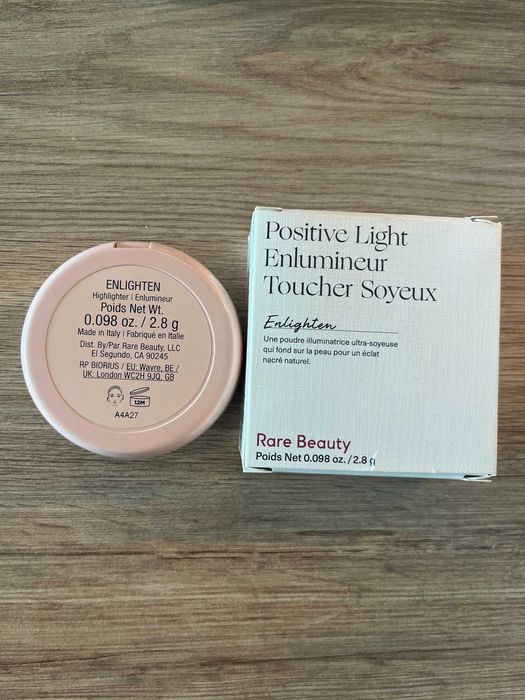 Rare Beauty Positive Light Highlighter - rozświetlacz kolor Enlighten