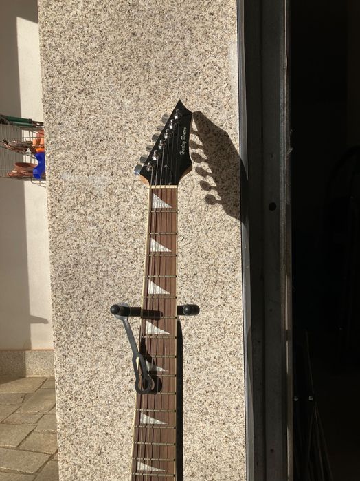 Harley Benton Flying V – Guitarra elétrica estilo metal / rock