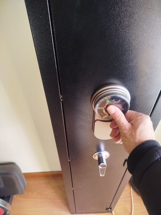 Cofre para 5 armas. 
Abertura de chave , impressã