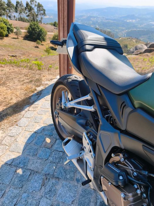 Honda CB650R E-Clutch 2025 | Verde | 8.500 km