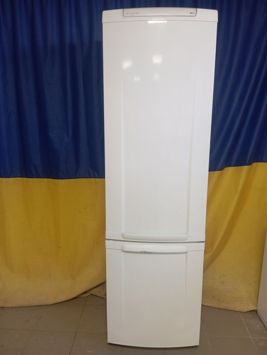Холодильник Электролюкс ENB38400W8