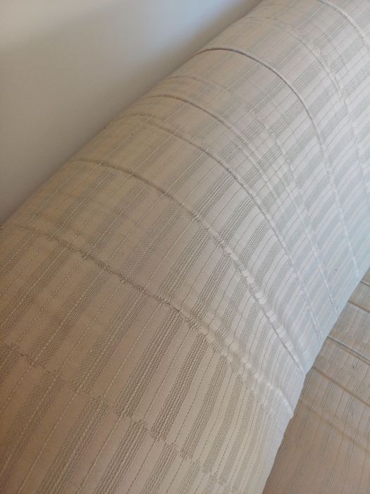 Sofá-cama para dois, com almofadas