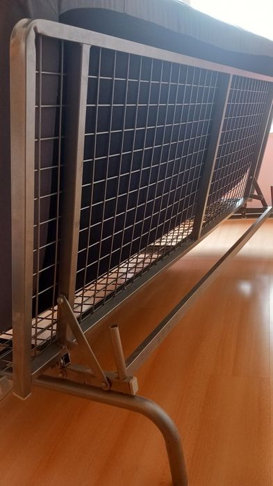 Sofá-cama com estrutura metálica