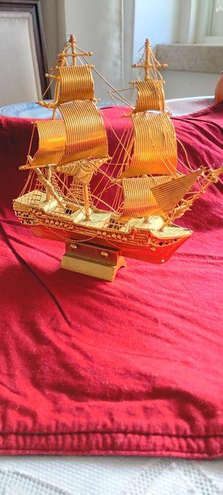Caravela miniatura latão