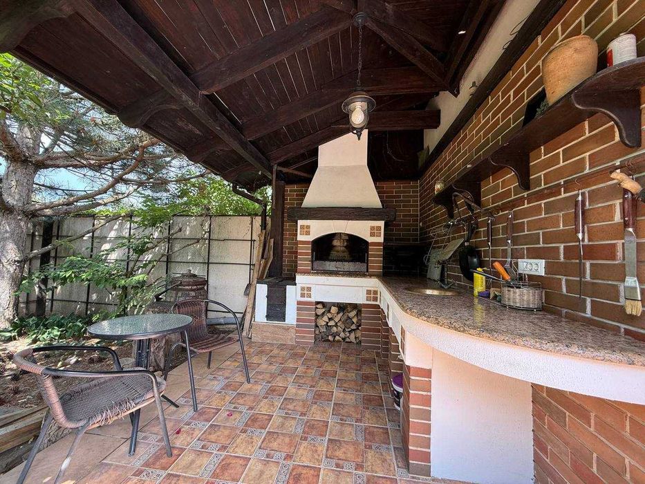 Продам добротный дом в Совиньоне! Красивый участок. Бассейн.