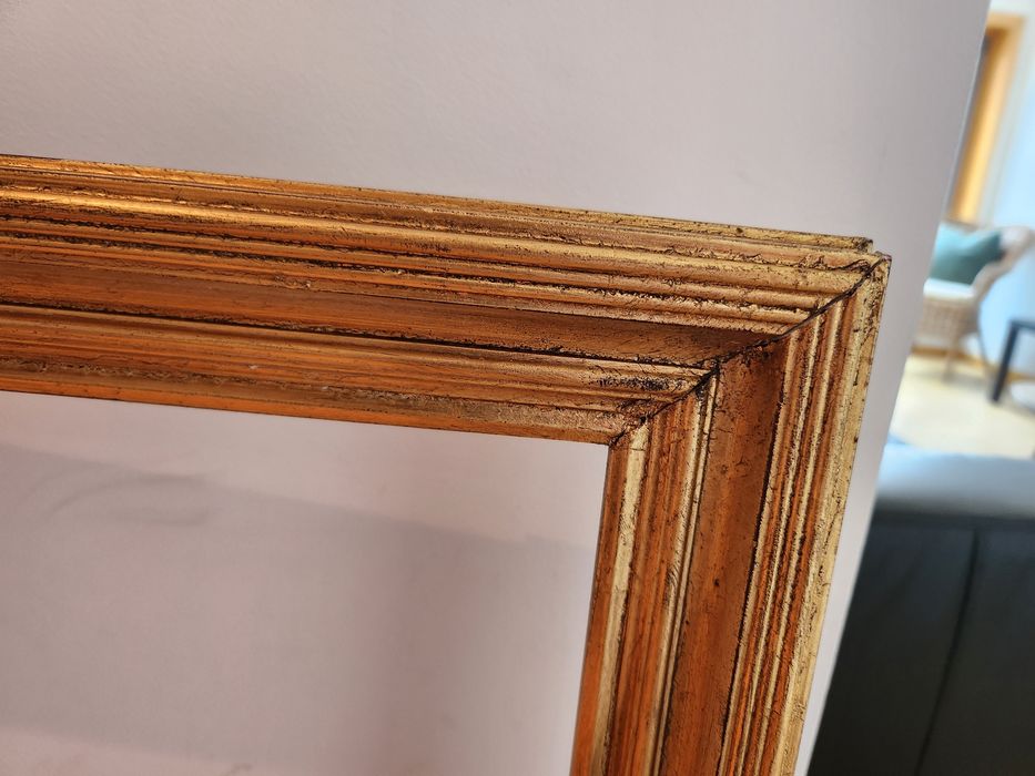 Moldura em cor dourado envelhecido