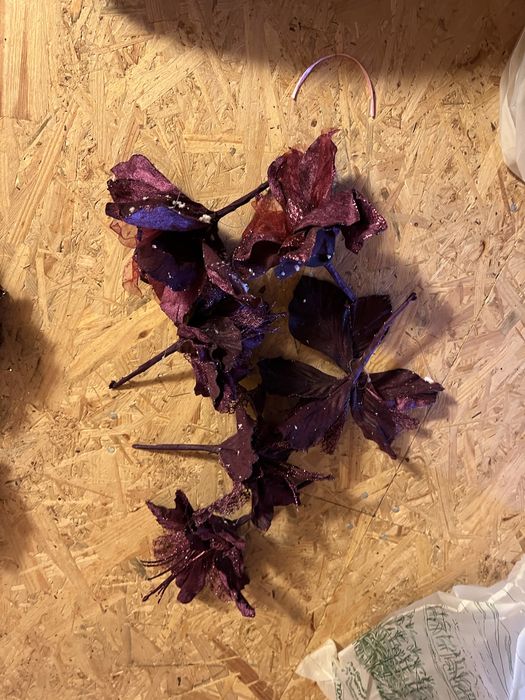 Декор, квіти, гілочки на ялинку