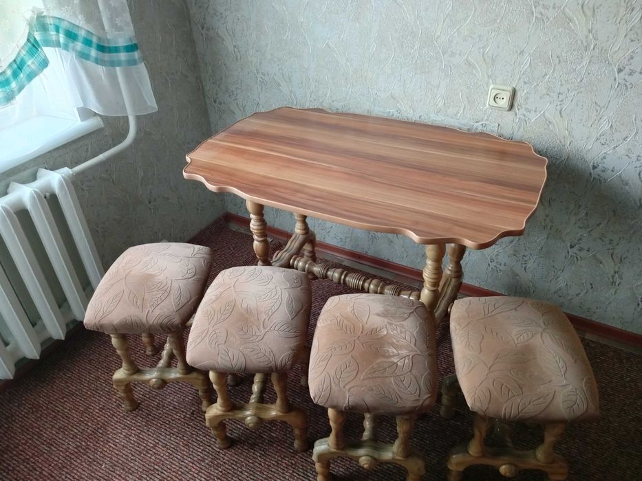 Кухонный стол 71 * 112 см. и 4 стула