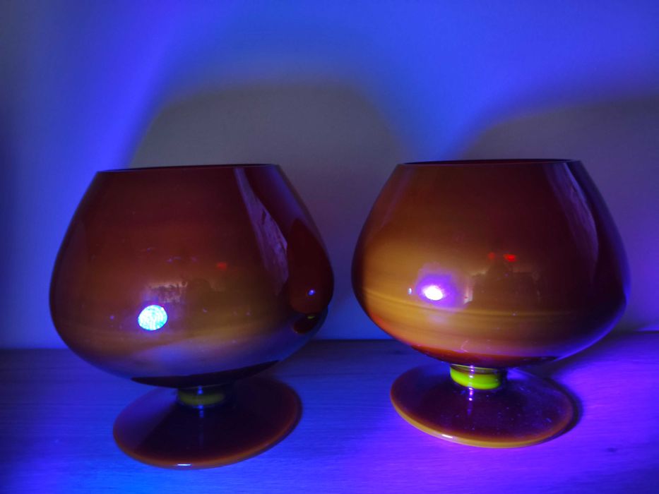 Mega duże kieliszki rubinowe koniakówki Horbowy świecą w UV