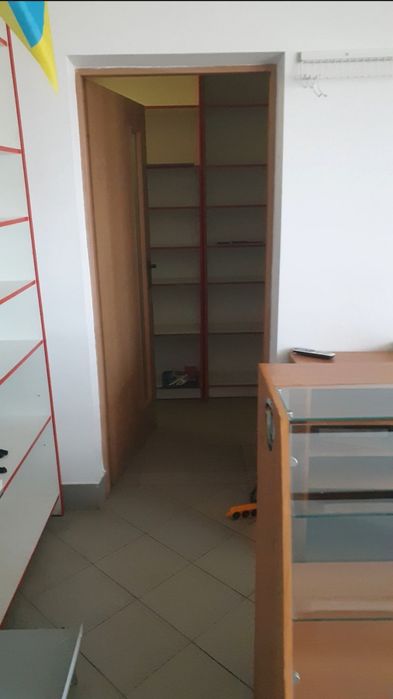 Трьохповерхова комерційна будівля, просторі  зали для торгівлі