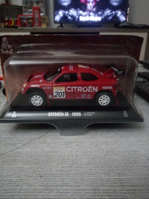 Vendo viaturas participantes no rally Dakar