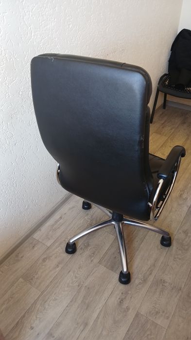 Шкіряне офісне крісло