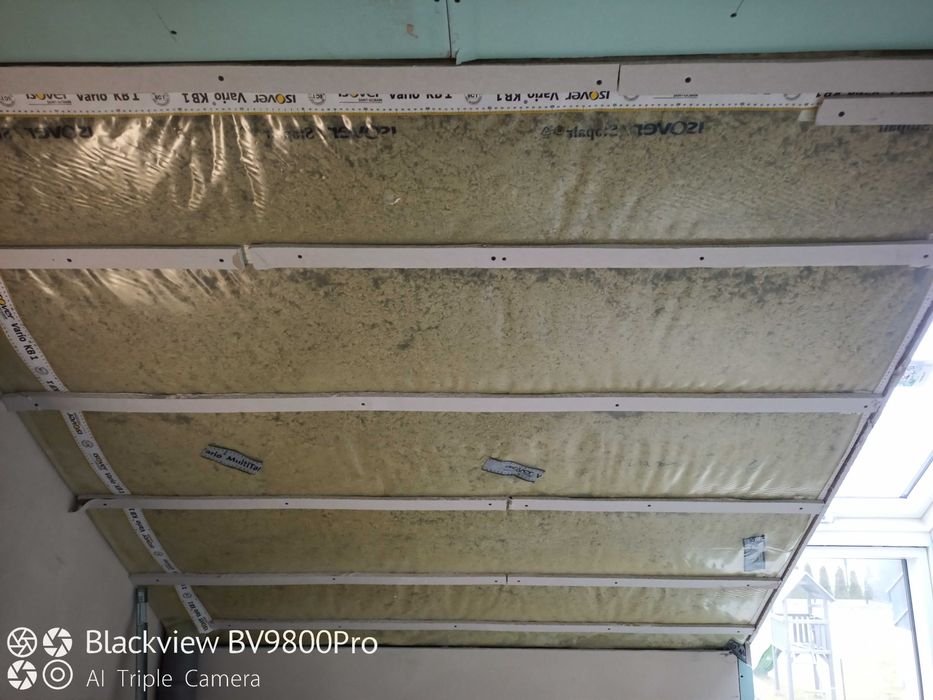 nadmuch izolacji (wełna, celuloza). Ocieplenia sufitów i poddaszy