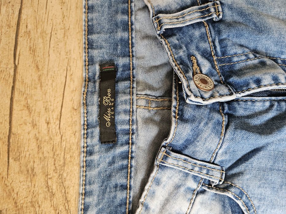 Dżinsowe damskie spodnie z nadrukiem