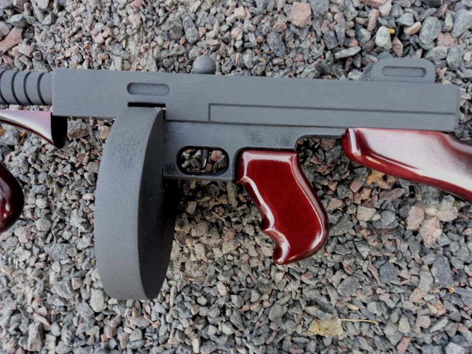 Томпсон пістолет-кулемет , дерев'яний макет