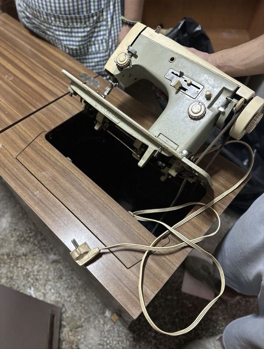 Maquina de costura eletrica com mesa de madeira