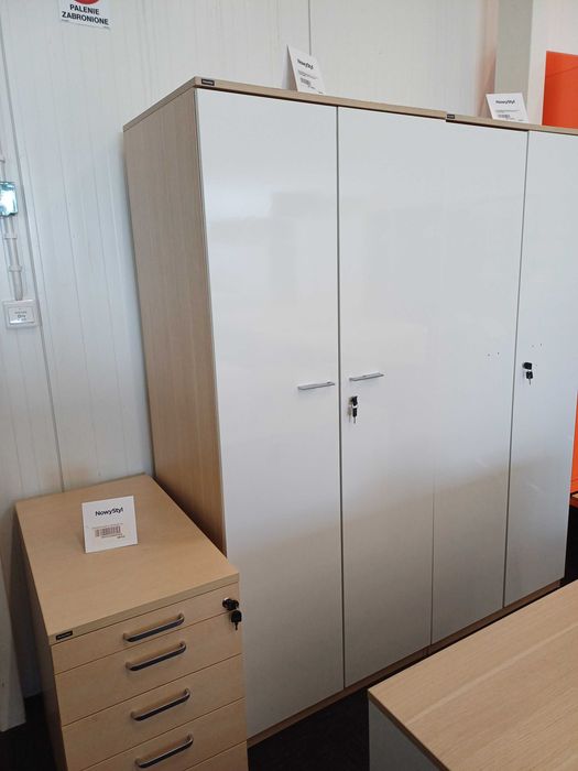 Puzlo szafa ubraniowa na cokole płytowym