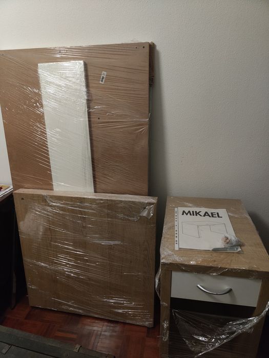 Secretaria IKEA com tampo de vidro e gaveta