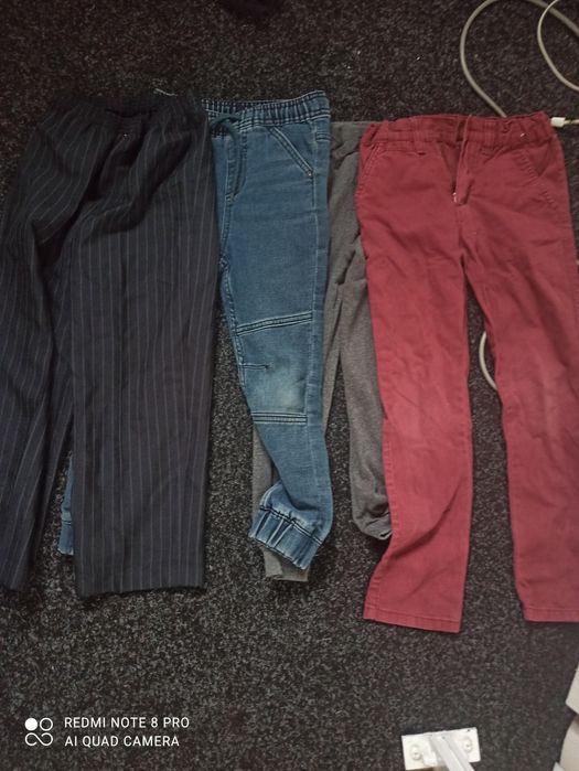 Кофти, куртка, футболка, штани.