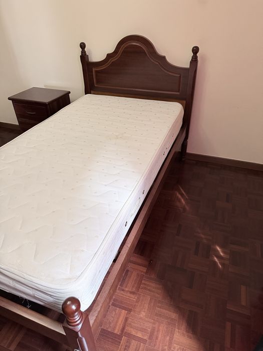 Cama de Solteiro madeira mogno  e as gavetas tambem