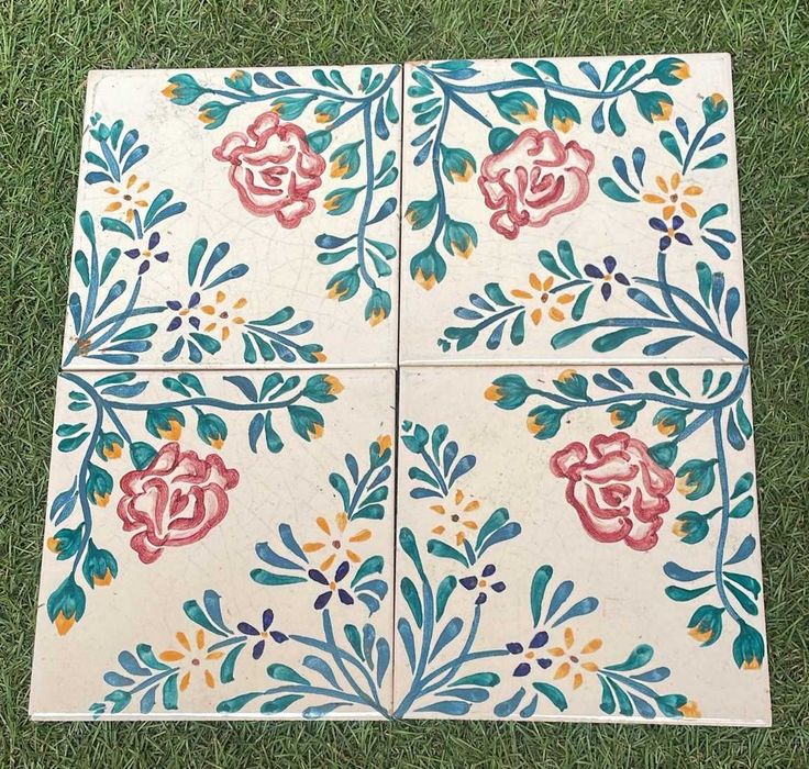 Azulejos antigos pintados à mão motivo floral