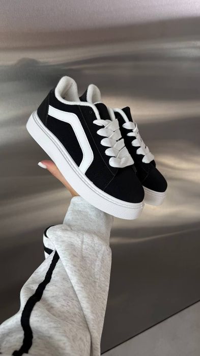 Кросівки жіноче взуття