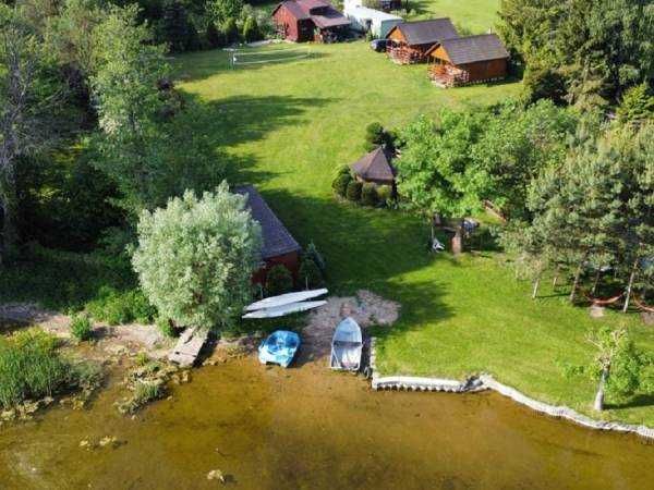 Domki z balią nad jeziorem