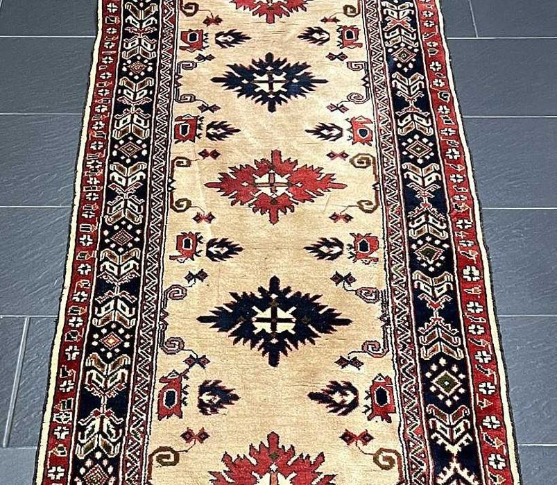 Tapete/Passadeira Oriental ZIEGLER, original do Paquistão, elaborado em lã sobre algodão, dimensões de 273cm x 86 cm
