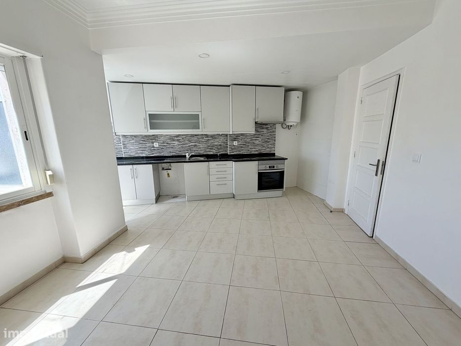 T2 remodelado na Damaia com varanda fechada e vista desafogada