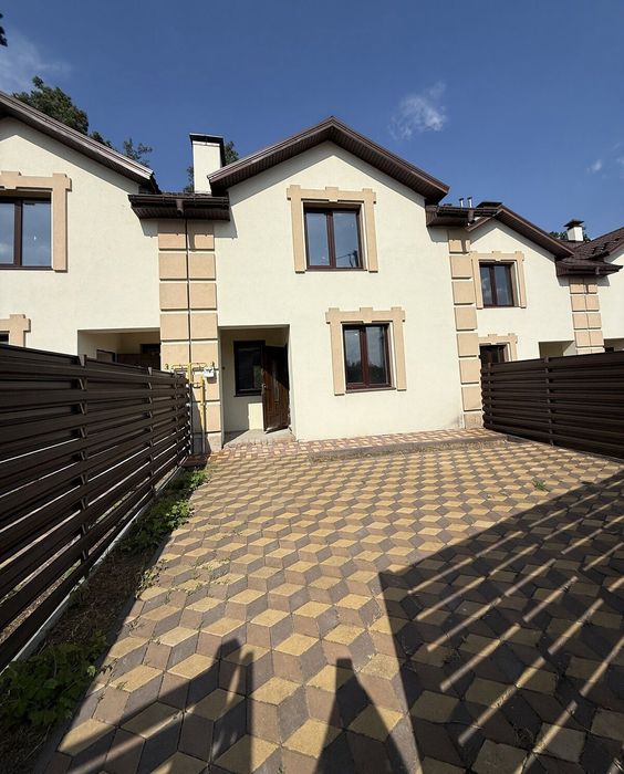 Таунхаус, м. Буча . 3-кімнати, площа  120 м². Під чистову , без комісії!% Податки 2% !