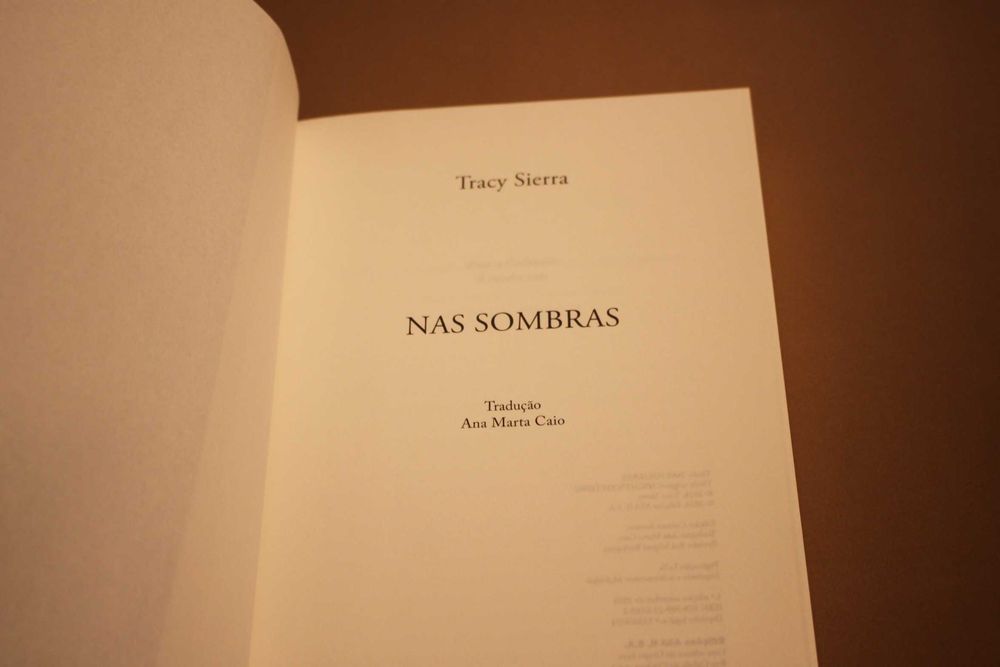 Nas Sombras//Tracy Sierra
