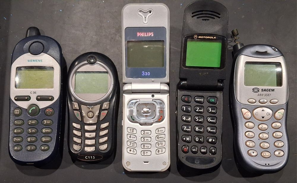 Diversos telemóveis sem carregador