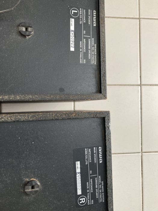 Colunas Aiwa com suporte