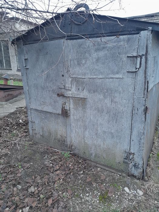 Металлический домик , гараж.