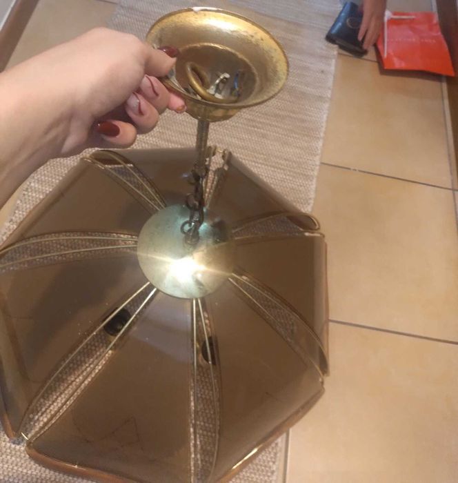 Candeeiro de teto em vidro e latão, em bom estado.
