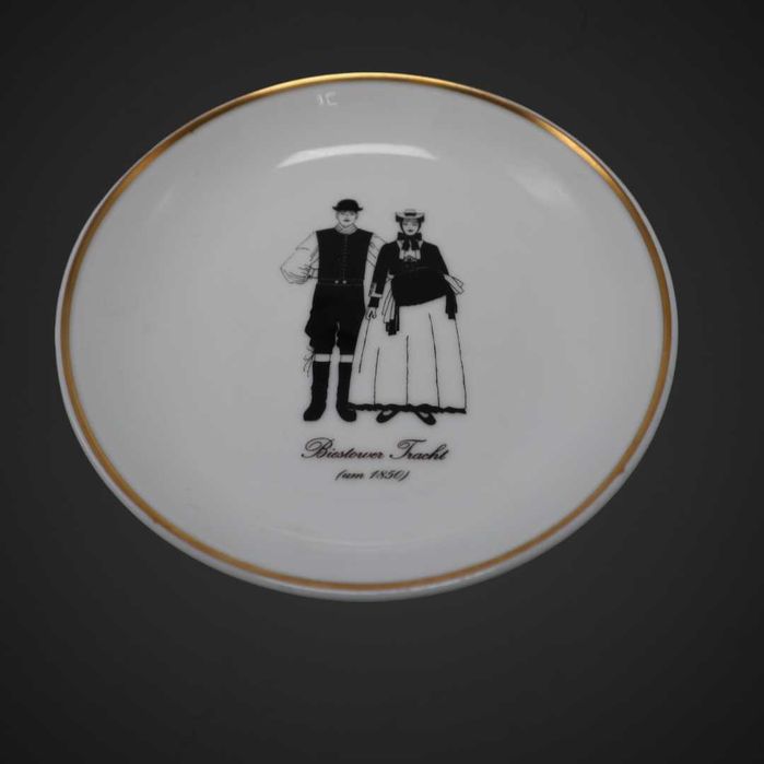 Porcelana Fürstenberg, 2 talerze 11 cm, strój tradycyjny b5/022373