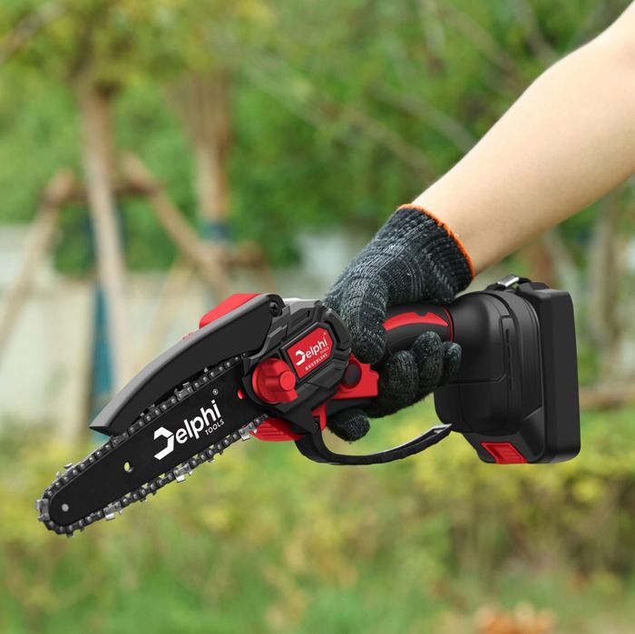 Piła łańcuchowa akumulatorowa bezszczotkowa 6", 2x aku 21V + walizka