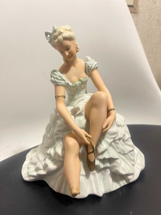 Балерина, завязывающая пуанты, Schaubach Kunst, Германия, 1926-1953 гг