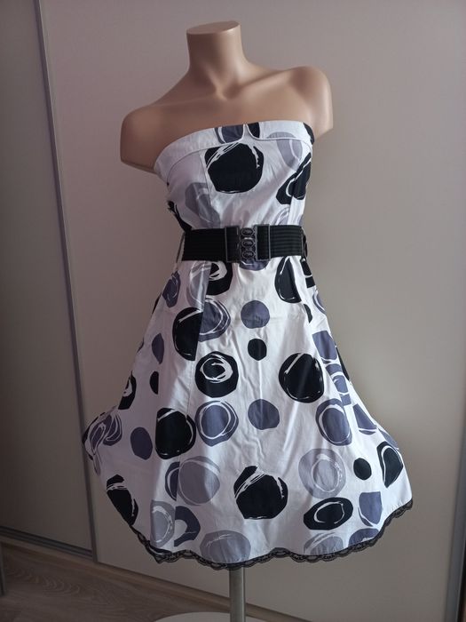 Biała sukienka w koła bez ramiączek