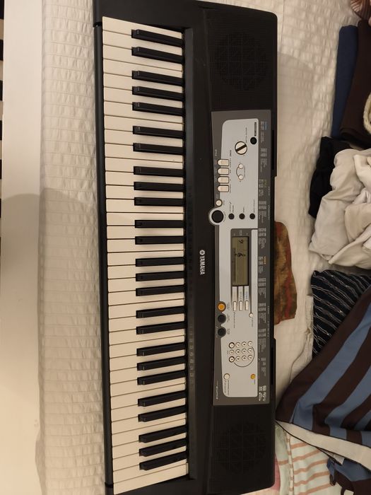 Teclado Yamaha PSR-E213 + Suporte