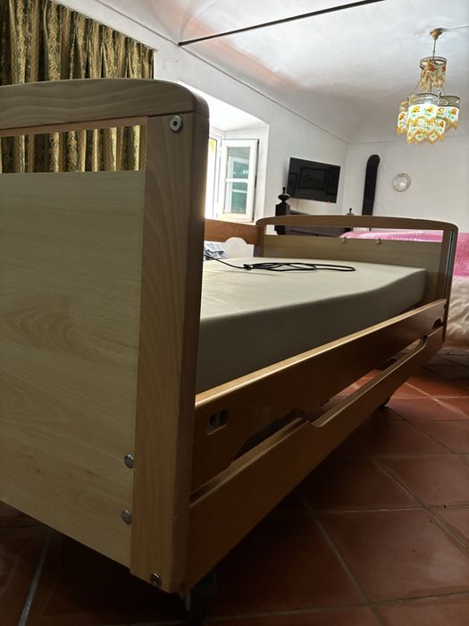 Cama hospitalar articulada, elétrica e com armação em ferro