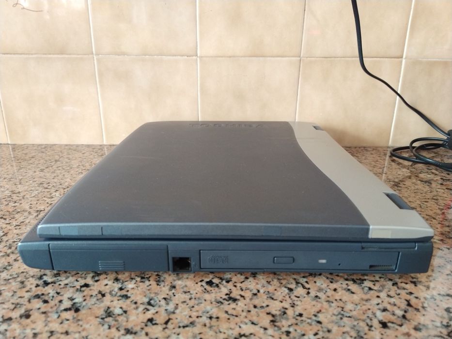 Computador portátil Toshiba antigo coleção casa quarto apartamento