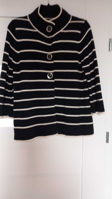 Ciepły czarno - biały sweterek w paski,