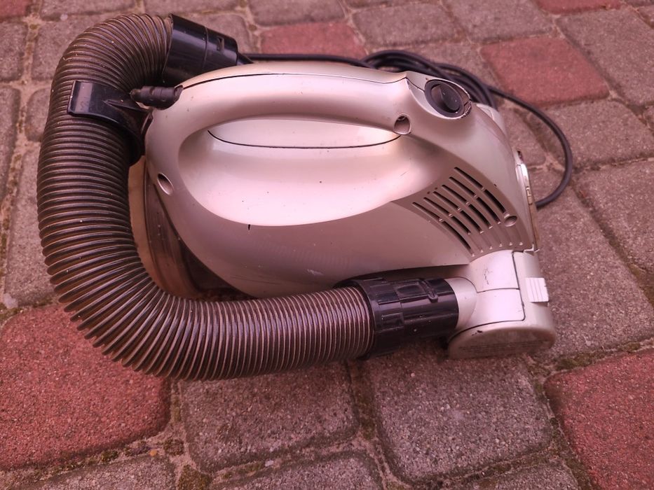 Mały odkurzacz EIC Cyclopower 1000 z rolką