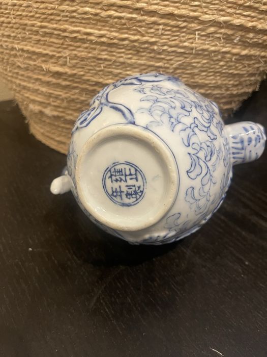 Bule Chinês "Dragão" em Relevo – Azul e Branco (Selo Qianlong)