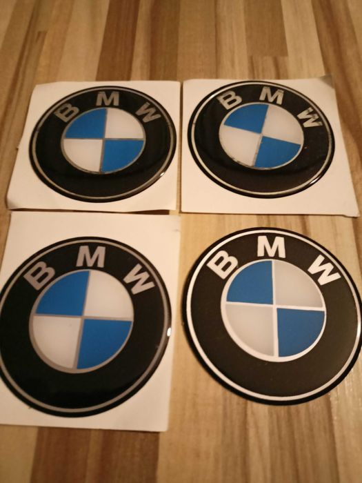 bryloczek z naklejkami na kapsle bmw